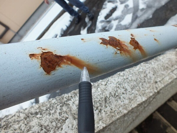 鉄部から錆が発生している画像